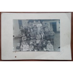 Fotografie lipita pe carton, invatatoare cu copii, perioada interbelica