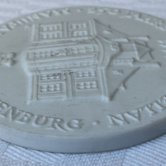 Frumoasa placheta, medalie din portelan german manufactura marcii NYMPHENBURG