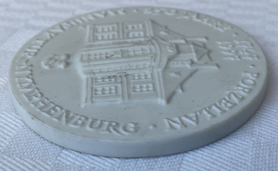 Frumoasa placheta, medalie din portelan german manufactura marcii NYMPHENBURG foto