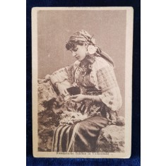 TANARA IN COSTUM POPULAR ROMANESC , CU BUCHETEL DE FLORI , POZAND IN STUDIO , CARTE POSTALA ILUSTRATA , MONOCROMA , NECIRCULATA , PERIOADA INTERBELICA