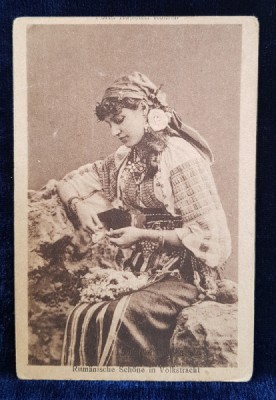 TANARA IN COSTUM POPULAR ROMANESC , CU BUCHETEL DE FLORI , POZAND IN STUDIO , CARTE POSTALA ILUSTRATA , MONOCROMA , NECIRCULATA , PERIOADA INTERBELICA foto