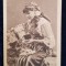TANARA IN COSTUM POPULAR ROMANESC , CU BUCHETEL DE FLORI , POZAND IN STUDIO , CARTE POSTALA ILUSTRATA , MONOCROMA , NECIRCULATA , PERIOADA INTERBELICA