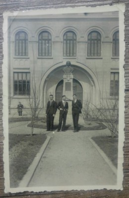 Elevi in fata Liceului Gheorghe Sincai, Bucuresti/ foto interbelica foto