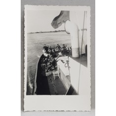 PE DUNARE , FOTOGRAFIE DE GRUP PE PUNTEA UNUI VAPOR , FOTOGRAFIE TIP CARTE POSTALA , NECIRCULATA , DATATA IUNIE 1939