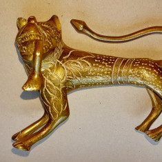 C733-Statuieta Tigru cu maimuta in gura bronz masiv aurit gravat.