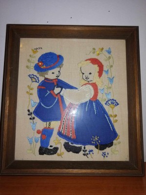 Tablou cusut brodat broderie inramata veche lucrat manual pereche baiat si fata dansand in port traditional rama masiva lemn, sticla Suedia foto