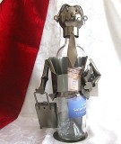 SUPORT DIN METAL PENTRU STICLA VIN / BAUTURA - BARBAT CU SERVIETA SI GEAMANTAN TROLER 33 CM