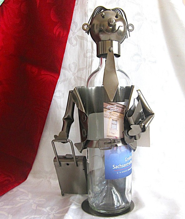 SUPORT DIN METAL PENTRU STICLA VIN / BAUTURA - BARBAT CU SERVIETA SI GEAMANTAN TROLER 33 CM