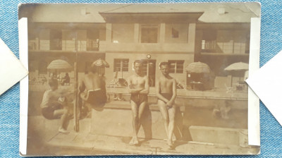 135 - Barbati la strand in perioada interbelica / costum de baie / carte postala foto