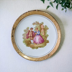 Farfurie scena Fragonard, Decorativa, Portelan Fin, Aur coloidal cu agatatoare de perete