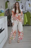 Compleu alb din bumbac cu imprimeu floral in nuante de corai