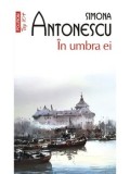 In umbra ei (Top 10+)/Simona Antonescu, Polirom