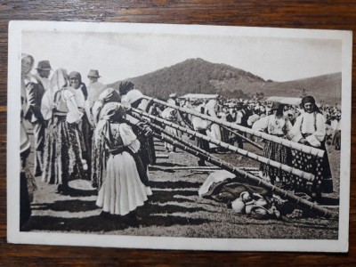 TARGUL DE FETE DE PE MUNTELE GAINA - PERIOADA INTERBELICA foto