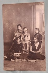 Poza grup de fete - eleve de liceu - fotografie tip carte postala - fotografie veche anii 1920, foto studio Olteanu - Campina