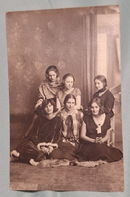 Poza grup de fete - eleve de liceu - fotografie tip carte postala - fotografie veche anii 1920, foto studio Olteanu - Campina foto