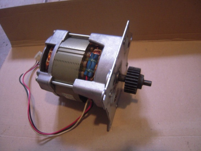 Motor cu reductor 100v