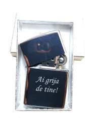 Bricheta metalica tip Zippo gravata personalizata cu textul tau foto