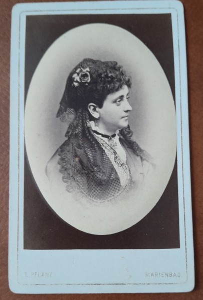 Fotografie tip CDV, doamna cu palari si voaleta, 1908