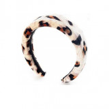 Bentita din catifea neteda animal print - leopard alb