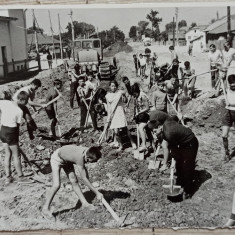 Elevi pe santier, perioada comunista// fotografie de presa