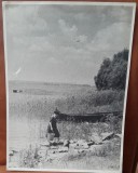 Fotografie, femeie carand apa cu galeata, perioada interbelica