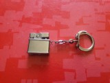 H458-Bricheta JAPAN mica rara veche cu breloc de colectie sistem gaz alama cromata stare foarte buna nepusa in functiune posibil functionala.