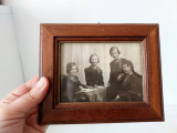 Fotografie veche 1934, tip carte postala in rama lemn cu sticla, familie 4 femei