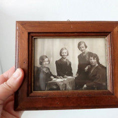 Fotografie veche 1934, tip carte postala in rama lemn cu sticla, familie 4 femei