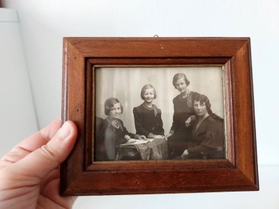 Fotografie veche 1934, tip carte postala in rama lemn cu sticla, familie 4 femei foto