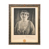 Regina Maria a Rom&acirc;niei, fotografie de epocă cu semnătură olografă, expediată baronului Waldemar de Barcow, 1933