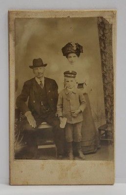 FOTOGRAFIE C.D.V. , BUNICII CU NEPOTUL , SFARSITUL SEC. XIX foto