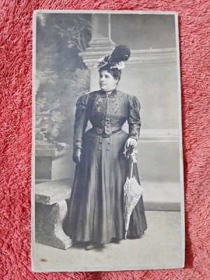 Fotografie tip CDV, femeie cu umbrela, sfarsit de secol XIX foto