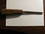 CY - Dalta (de scobit) foarte veche deosebita maner lemn / L = 31,50 cm / patina, Scule si unelte