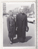 Bnk foto Pereche in fata Hotelului Nord, Calea Grivitei Bucuresti - anii `70, Alb-Negru, Romania de la 1950, Cladiri