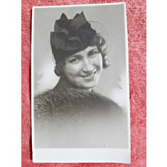 Fotografie tip carte postala, tanara cu palarie, 1937