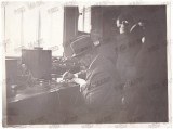 4787 - Regele FERDINAND writing a telegram, Regale - old Real Photo ( 24/18 cm ), Romania 1900 - 1950, Sepia, Monarhie