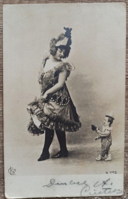 Domnisoara cu papusa// CP foto