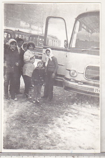 bnk foto Excursionisti langa autocar Setra S12 ONT