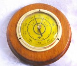 BARMOETRU ARTHUR J. FORSTER IN SUPORT DIN LEMN LACUIT MASIV SI STICLA BOMBATA 14.5 CM