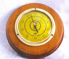 BAROMETRU ARTHUR J. FORSTER IN SUPORT DIN LEMN LACUIT MASIV SI STICLA BOMBATA 14.5 CM