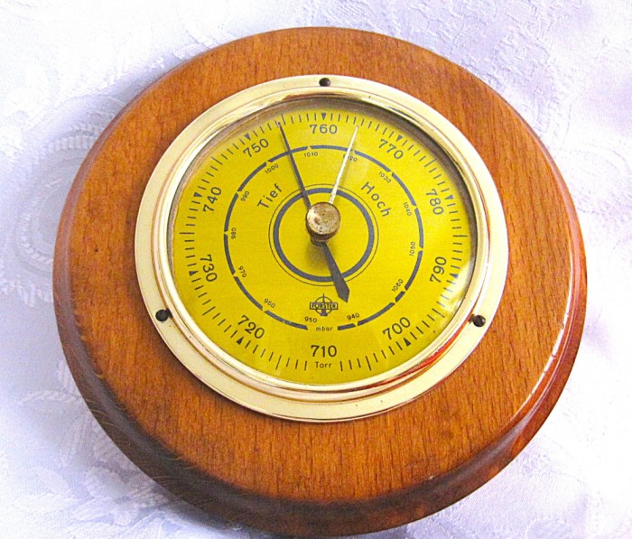 BARMOETRU ARTHUR J. FORSTER IN SUPORT DIN LEMN LACUIT MASIV SI STICLA BOMBATA 14.5 CM