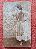 Carte postala, femeie in costum traditional, inceput de secol XX