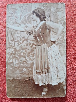Carte postala, femeie in costum traditional, inceput de secol XX foto