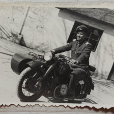 Militar in motocicleta cu atas, numere Bucuresti// fotografie