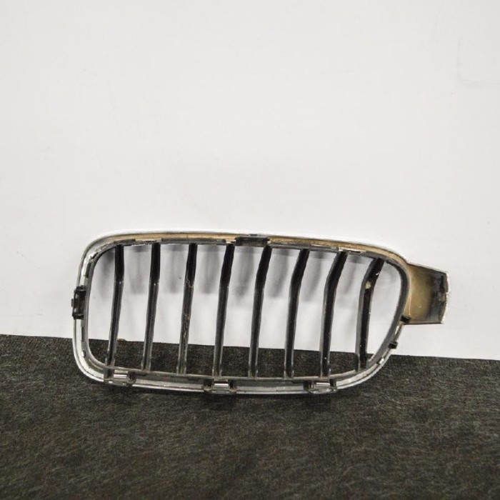 Grila dreapta față BMW 3 F30, F80 2013 OEM: 725541272634827263480 3460478
