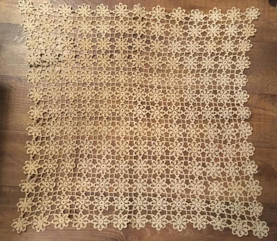 * Fata de masa mileu macrame lucru manual vechi, vintage 80x80cm foto