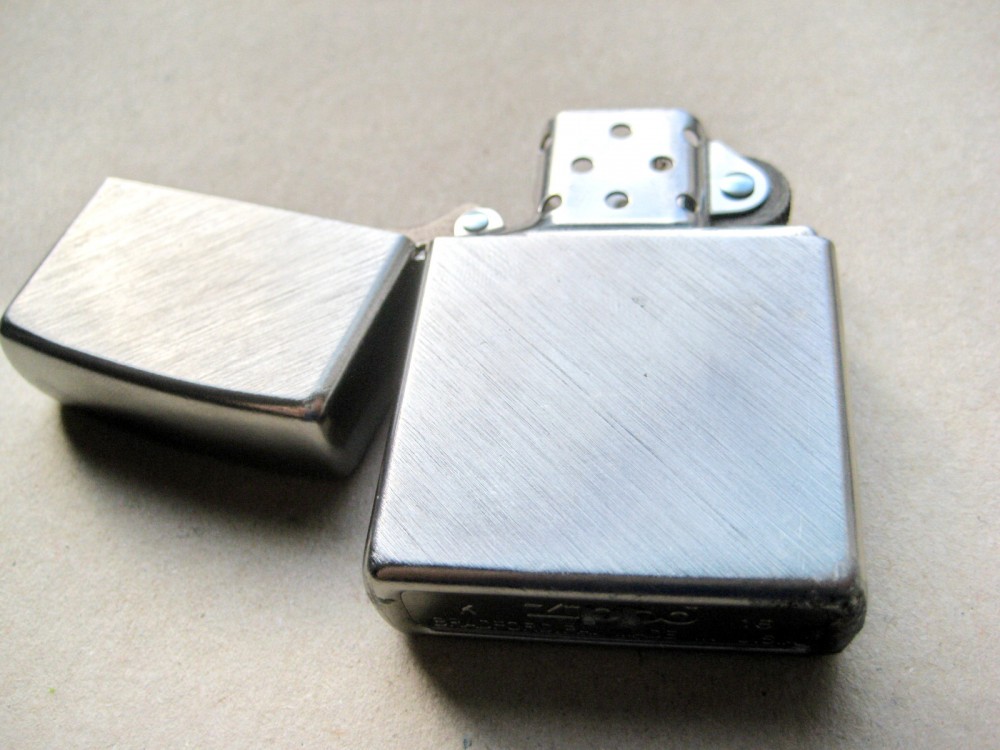 B964-I-Zippo Bricheta benzina vintage functionala metal argintiu. |  Okazii.ro