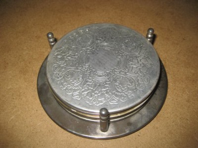 A249-Set stativ cu 5 farfurioare metal argintat cu model. foto