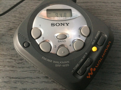 RADIO PORTABIL DE COLECTIE SONY FM/AM WALKMAN SRF-M35 DIN 2000.CITITI DESCRIEREA foto