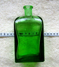 Sticla veche de laborator parfumerie.Culoare verde transparent. foto